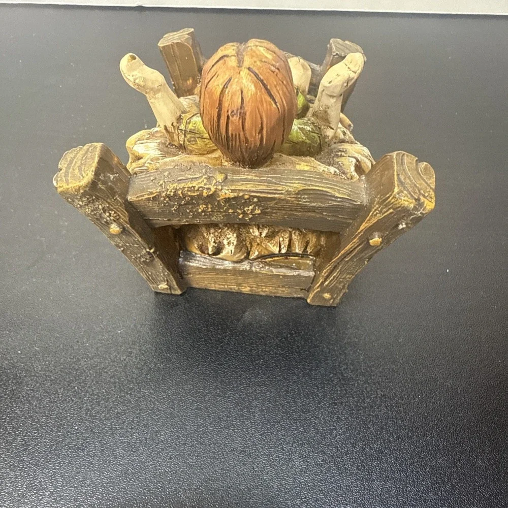 VINTAGE  NATIVITY MANGER BABY JESUS FIGURINE Christmas‎